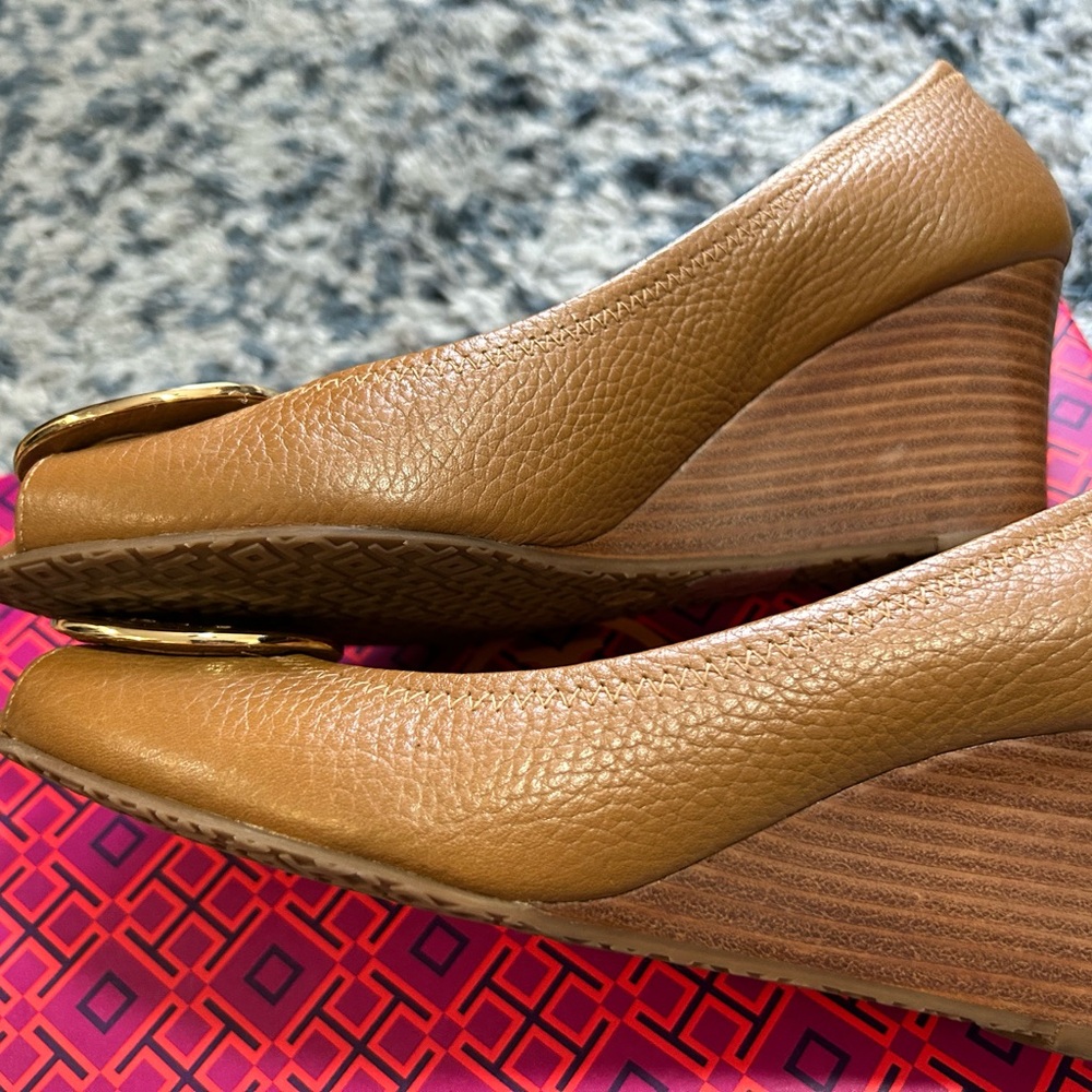 Tory Burch Tan Wedge Shoes with Iconic Style - Picture 4 of 5
